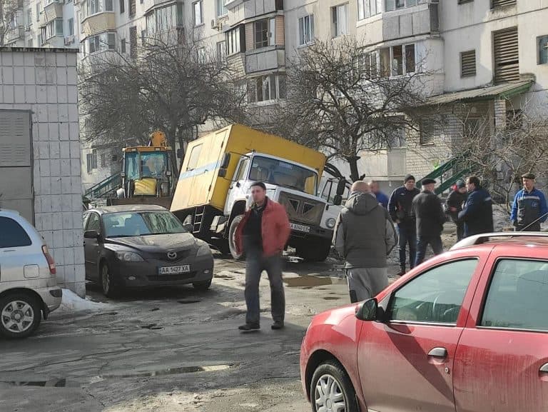 Тане сніг і разом із ним асфальт: як розв’язати проблеми українських доріг експерт Віктор Медведь
