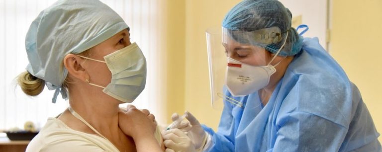 Вакцинация медицинских работников от коронавируса (Covid-19), во Львове, 1 марта 2021 г. Прививочная кампания в Украине началась 24 февраля. Накануне страна получила первую партию вакцины CoviShield, разработанную Оксфордским университетом совместно с британско-шведской фармацевтической компанией AstraZeneca и произведенную в Индии по лицензии Oxford/AstraZeneca. Фото Паламарчук Павел / УНИАН